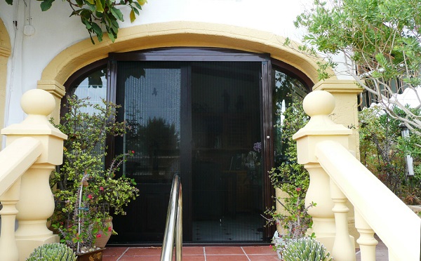 Cửa lưới chống muỗi mở là cửa lưới thích hợp với thiết kế ngôi nhà Việt